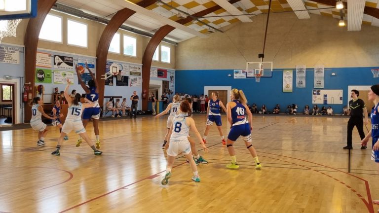 Equipe de basket en plein match