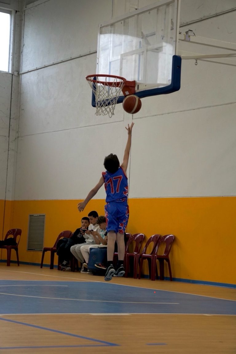 Jeune joueur de basket de Mezin-Moncrabeau