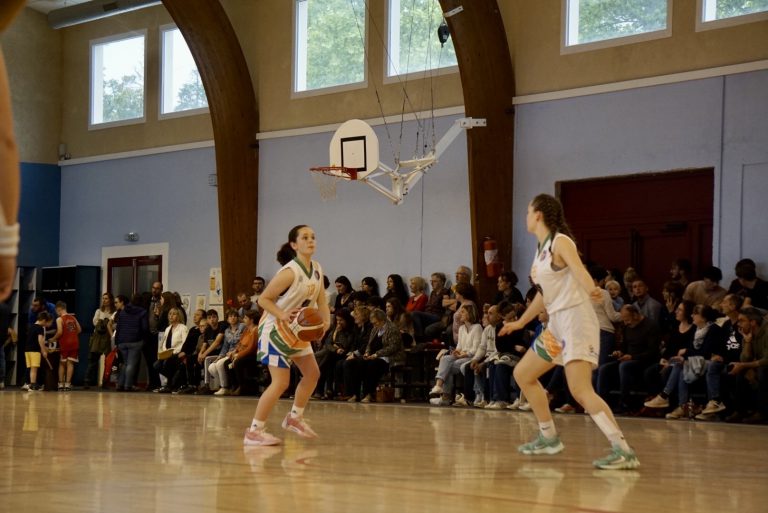 Fille du club de basket de Mezin-Moncrabeau qui tire