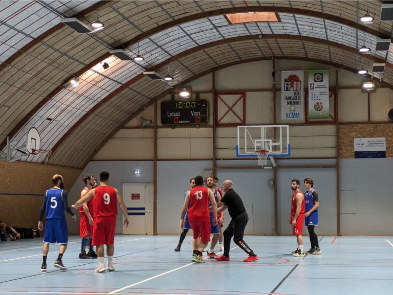 Equipe de basket qui comment un match